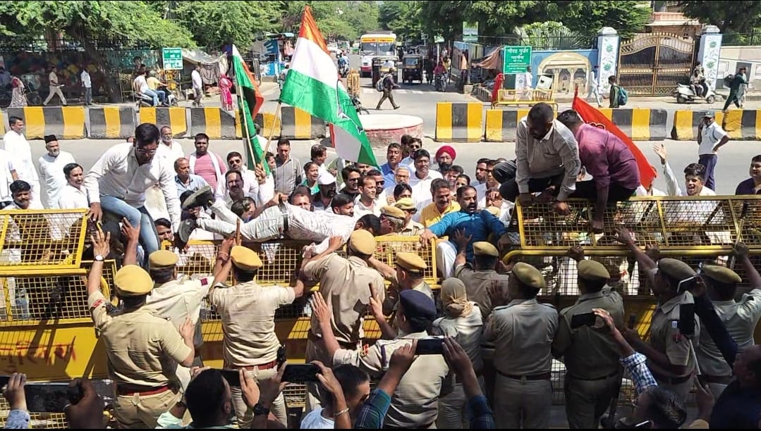 कांग्रेसियो ने जिला कलेक्ट्रेट के बाहर किया प्रदर्शन कांग्रेसियो ने जिला कलेक्ट्रेट के बाहर किया प्रदर्शन