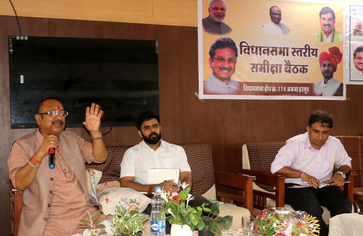 आने वाले समय मे लागू होने वाली योजनाओं की जानकारी देते मंत्री विजय शाह