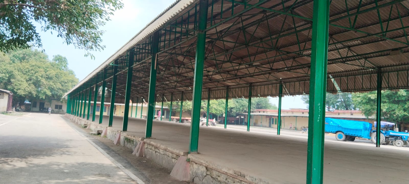 पूरनपुर मंडी समिति में धान खरीद केंद्रों पर लगे बैनर।संवाद