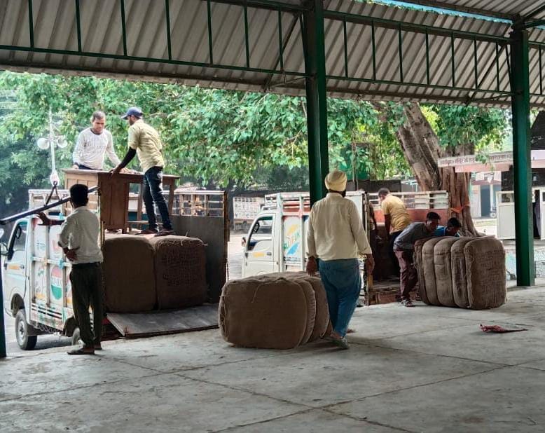 पूरनपुर मंडी समिति में धान खरीद केंद्रों पर लगे बैनर।संवाद