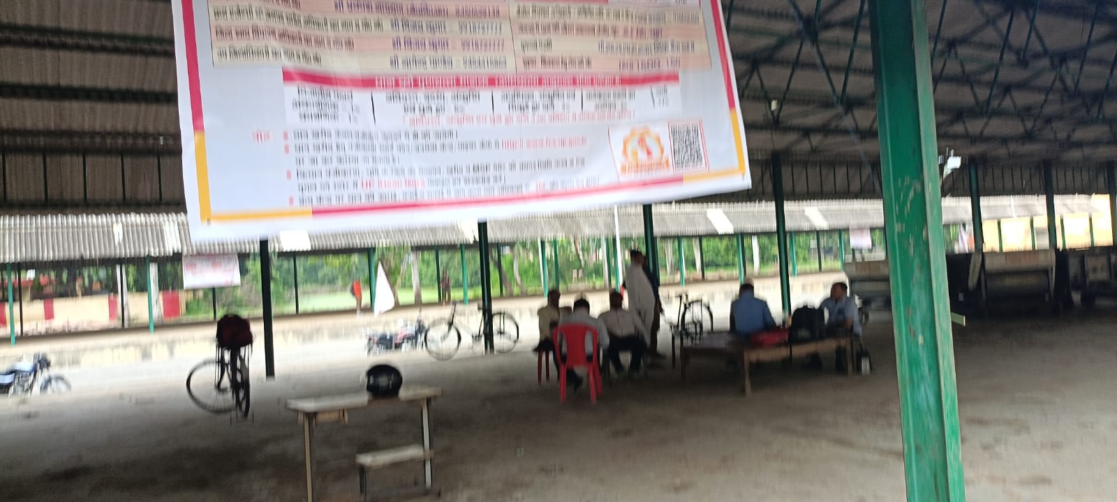 पूरनपुर मंडी समिति में धान खरीद केंद्रों पर लगे बैनर।संवाद