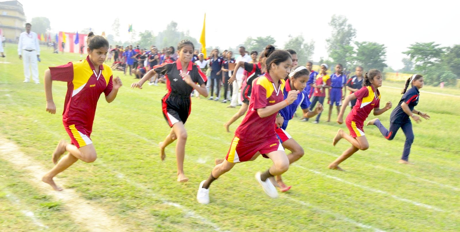 स्पोर्ट्स स्टेडियम में कस्तूरबा गांधी बालिका जनपदीय खेलकूद प्रतियोगिता लंबी कूद में भाग लेती छा