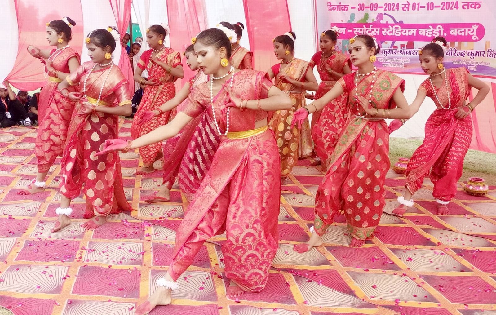 स्पोर्ट्स स्टेडियम में कस्तूरबा गांधी बालिका जनपदीय खेलकूद प्रतियोगिता लंबी कूद में भाग लेती छा
