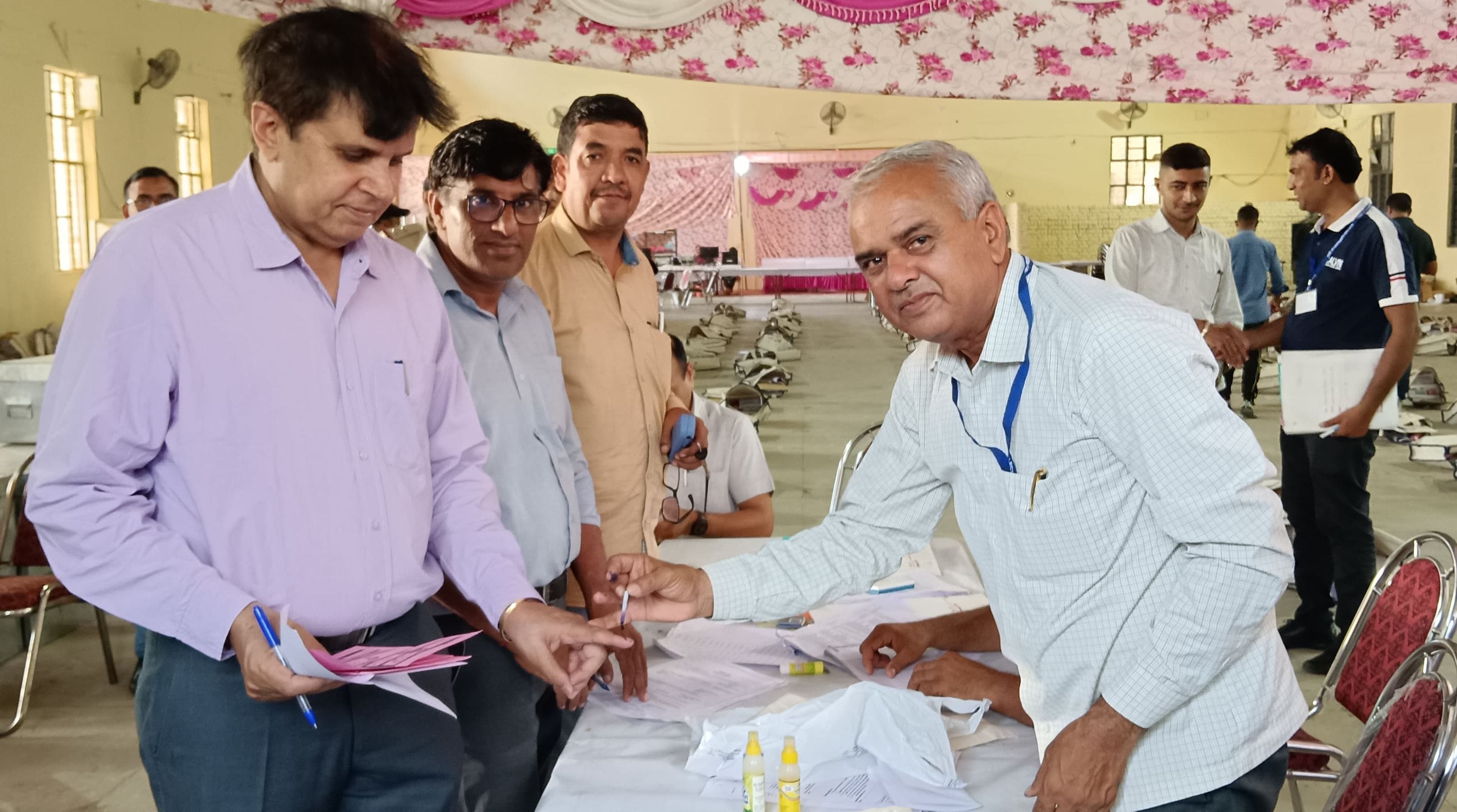 01जेएनडी15-पोस्टल बेलेट के माध्यम से मतदान करते जींद रिटर्निंग अधिकारी वीरेंद्र सेहरावत। स्रोत 01जेएनडी15-पोस्टल बेलेट के माध्यम से मतदान करते जींद रिटर्निंग अधिकारी वीरेंद्र सेहरावत। स्रोत