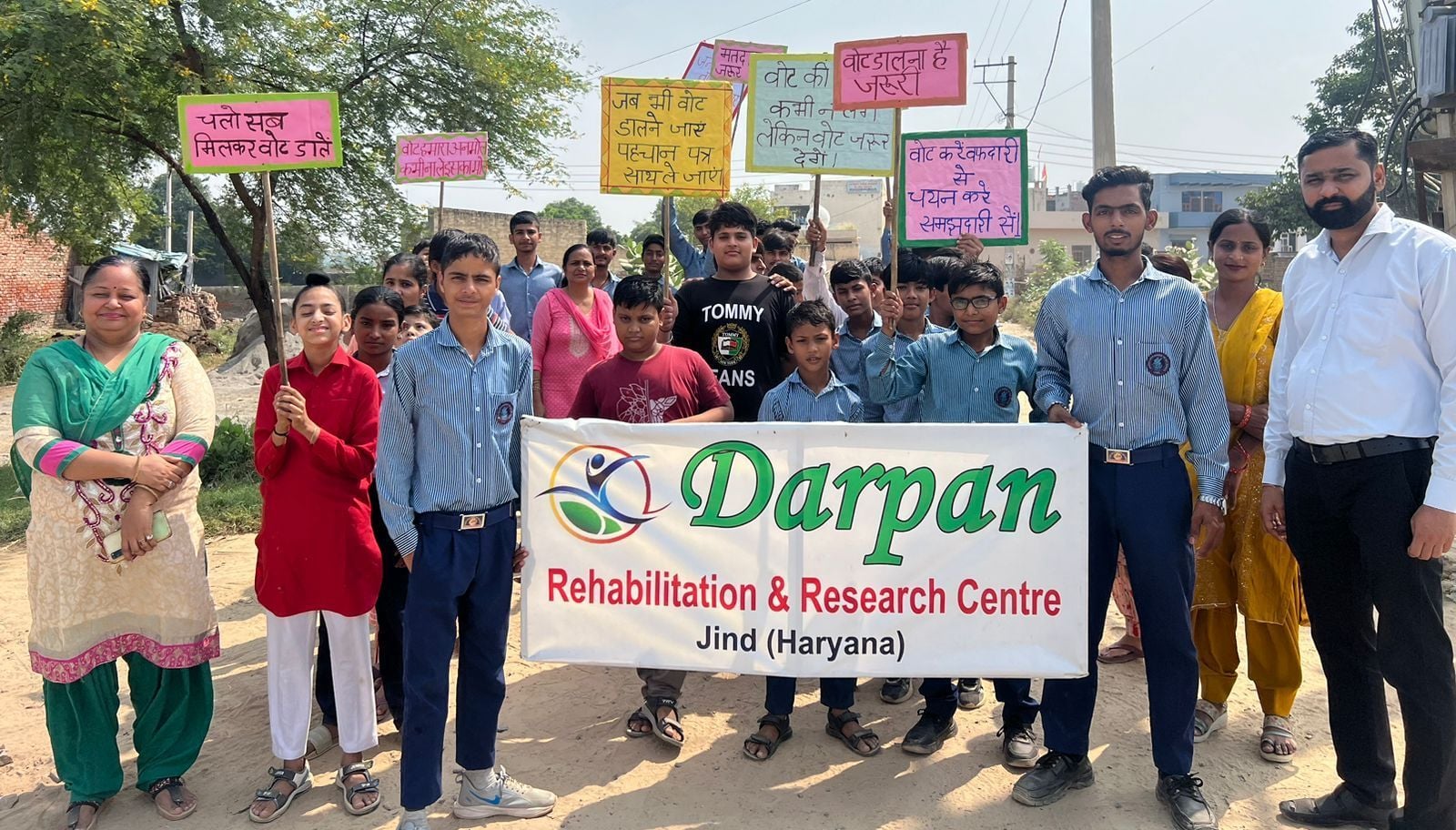 01जेएनडी16-मतदाता जागरूकता रैली निकलते दिव्यांग बच्चे और संस्था सदस्य। स्रोत संस्थान