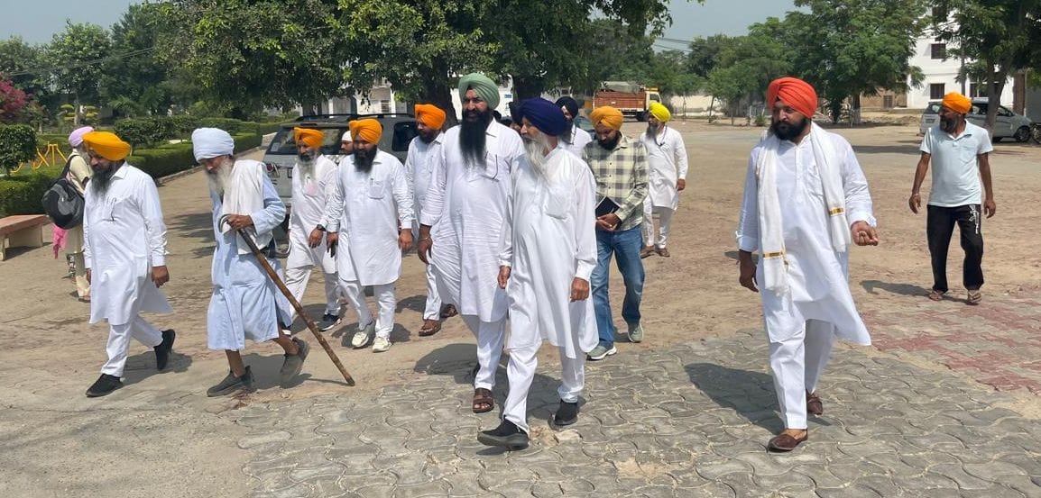 01जेएनडी17-गुरुद्वारा साहिब का निरीक्षण करते हरियाणा कमेटी के प्रधान जत्थेदार भूपिंदर सिंह असंध