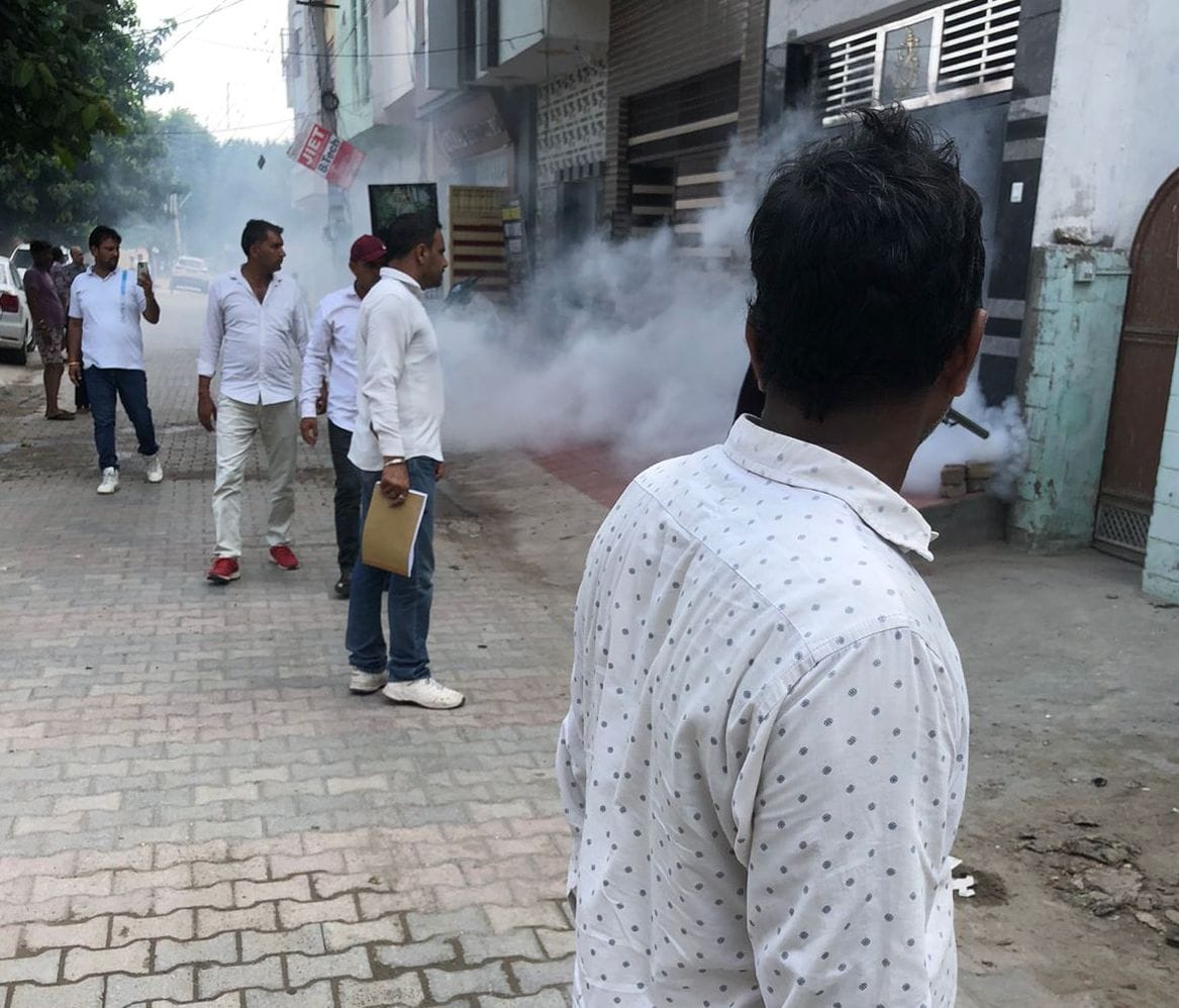 01जेएनडी34 : जींद शहर में अपनी निगरानी में फॉगिंग करवाते स्वास्थ्य कर्मचारी। संवाद 01जेएनडी34 : जींद शहर में अपनी निगरानी में फॉगिंग करवाते स्वास्थ्य कर्मचारी। संवाद