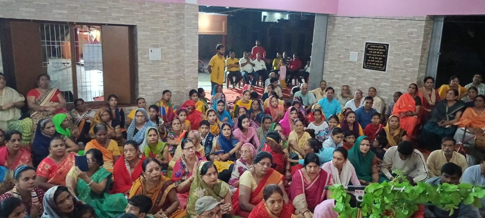 बीसलपुर के बड़े देवी मंदिर में प्रवचन देते अखिलेश मिश्रा।संवाद बीसलपुर के बड़े देवी मंदिर में प्रवचन देते अखिलेश मिश्रा।संवाद