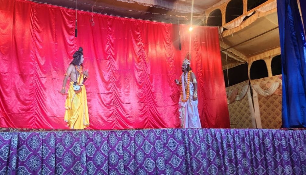 फोटो संख्या:62- श्री आदर्श  रामलीला कमेटी के मंच पर कैलाश पर्वत पर रावण व शिव संवाद  का मंचन क