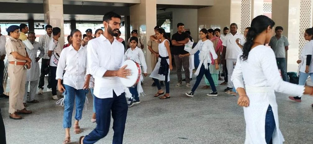 घुसकानी के राजकीय उच्च विद्यालय में मतदाता जागरूकता रैली को हरी झंडी दिखाकर रवाना करते एडीसी ह घुसकानी के राजकीय उच्च विद्यालय में मतदाता जागरूकता रैली को हरी झंडी दिखाकर रवाना करते एडीसी ह