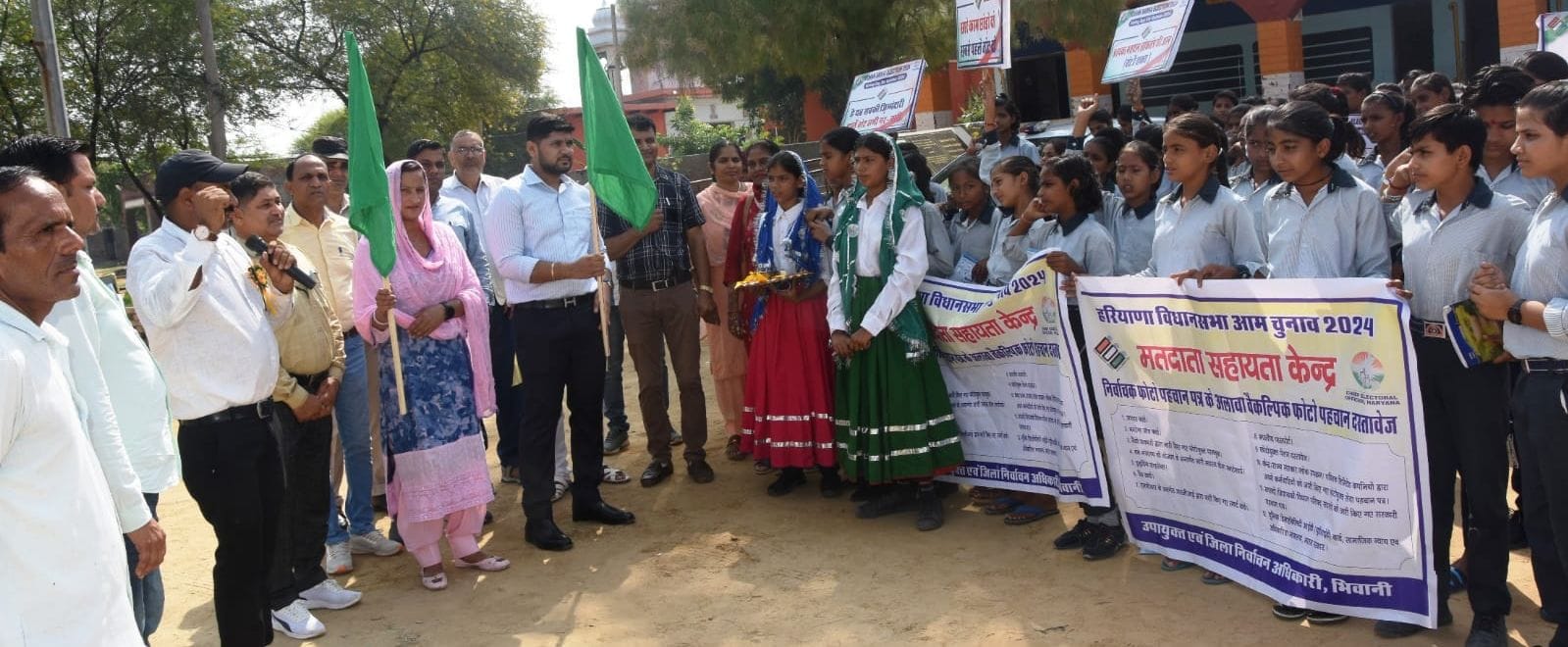 घुसकानी के राजकीय उच्च विद्यालय में मतदाता जागरूकता रैली को हरी झंडी दिखाकर रवाना करते एडीसी ह घुसकानी के राजकीय उच्च विद्यालय में मतदाता जागरूकता रैली को हरी झंडी दिखाकर रवाना करते एडीसी ह