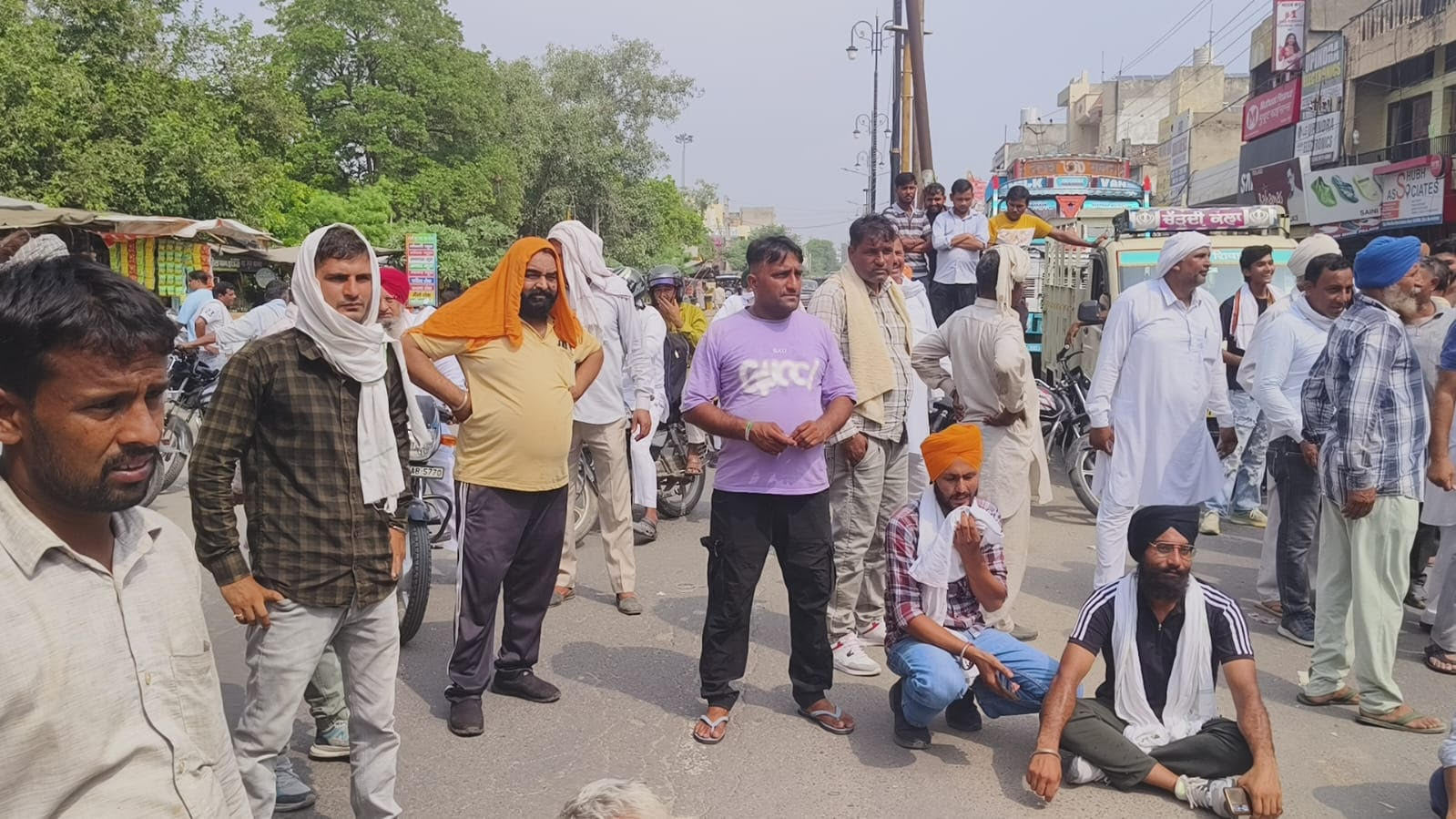 कुरुक्षेत्र। बीआर चौक पर जाम लगाते किसान। संवाद कुरुक्षेत्र। बीआर चौक पर जाम लगाते किसान। संवाद