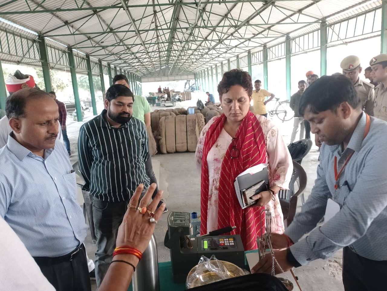 पीलीभीत की मंडी समिति में धान खरीद केंद्रों पर टंगे बैनर।संवाद पीलीभीत की मंडी समिति में धान खरीद केंद्रों पर टंगे बैनर।संवाद