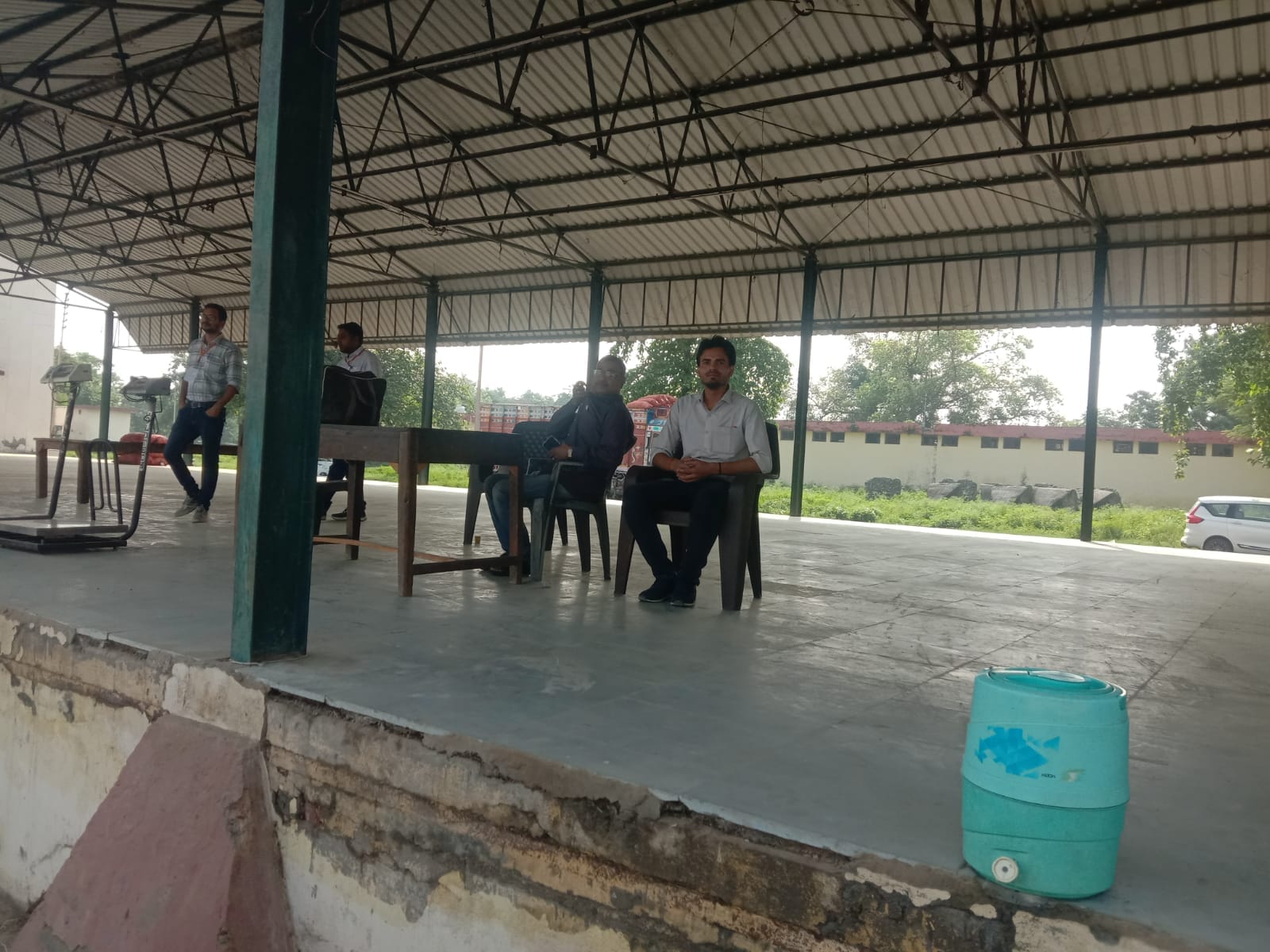 पीलीभीत की मंडी समिति में धान खरीद केंद्रों पर टंगे बैनर।संवाद पीलीभीत की मंडी समिति में धान खरीद केंद्रों पर टंगे बैनर।संवाद