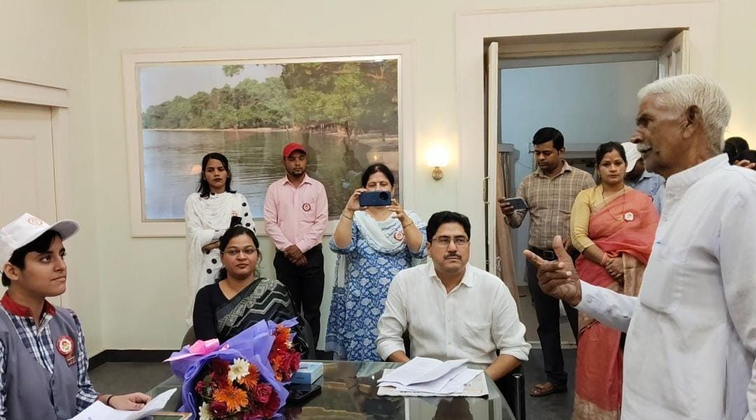 पीलीभीत के विकास भवन में स्थित डीपीआरओ कार्यालय में छात्रा विजेता उपाध्याय का स्वागत करते डीप पीलीभीत के विकास भवन में स्थित डीपीआरओ कार्यालय में छात्रा विजेता उपाध्याय का स्वागत करते डीप