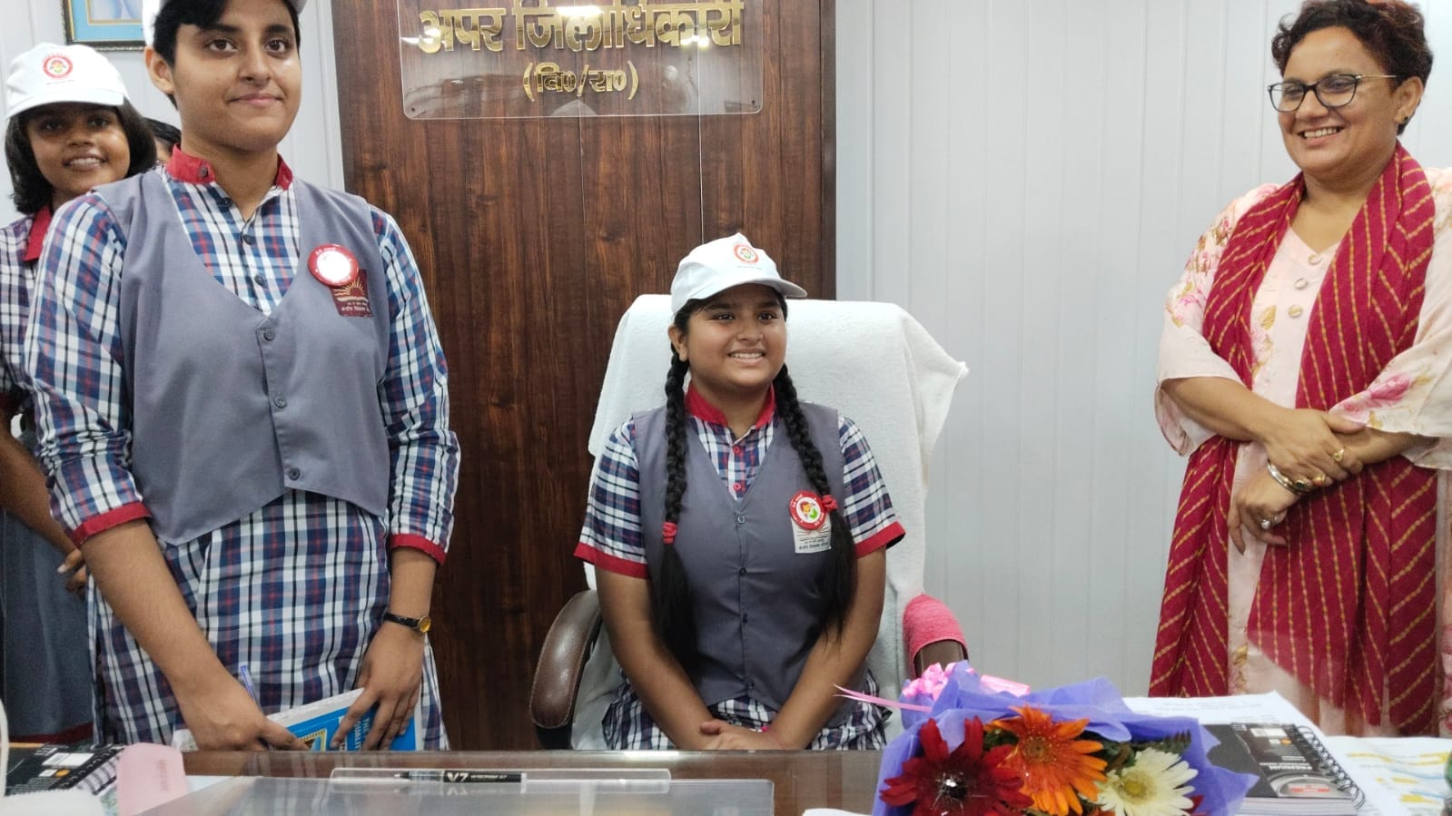 पीलीभीत के विकास भवन में स्थित डीपीआरओ कार्यालय में छात्रा विजेता उपाध्याय का स्वागत करते डीप पीलीभीत के विकास भवन में स्थित डीपीआरओ कार्यालय में छात्रा विजेता उपाध्याय का स्वागत करते डीप