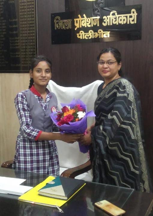 पीलीभीत के विकास भवन में स्थित डीपीआरओ कार्यालय में छात्रा विजेता उपाध्याय का स्वागत करते डीप पीलीभीत के विकास भवन में स्थित डीपीआरओ कार्यालय में छात्रा विजेता उपाध्याय का स्वागत करते डीप