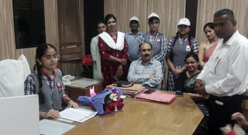 पीलीभीत के विकास भवन में स्थित डीपीआरओ कार्यालय में छात्रा विजेता उपाध्याय का स्वागत करते डीप पीलीभीत के विकास भवन में स्थित डीपीआरओ कार्यालय में छात्रा विजेता उपाध्याय का स्वागत करते डीप