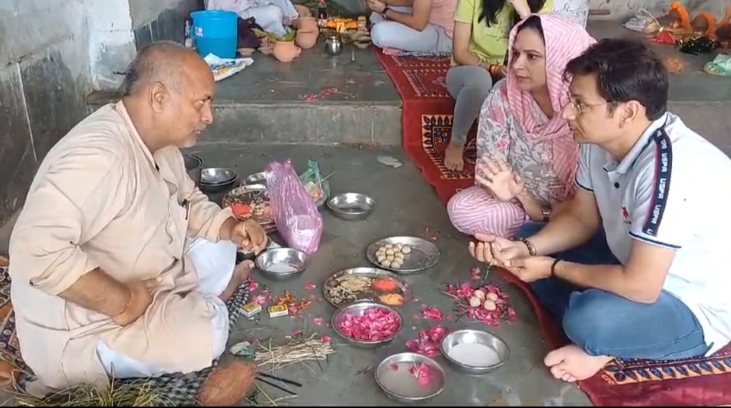 पितृ अमावस्या पर अपने पूर्वजों का श्राद्ध करते श्रद्धालु पितृ अमावस्या पर अपने पूर्वजों का श्राद्ध करते श्रद्धालु