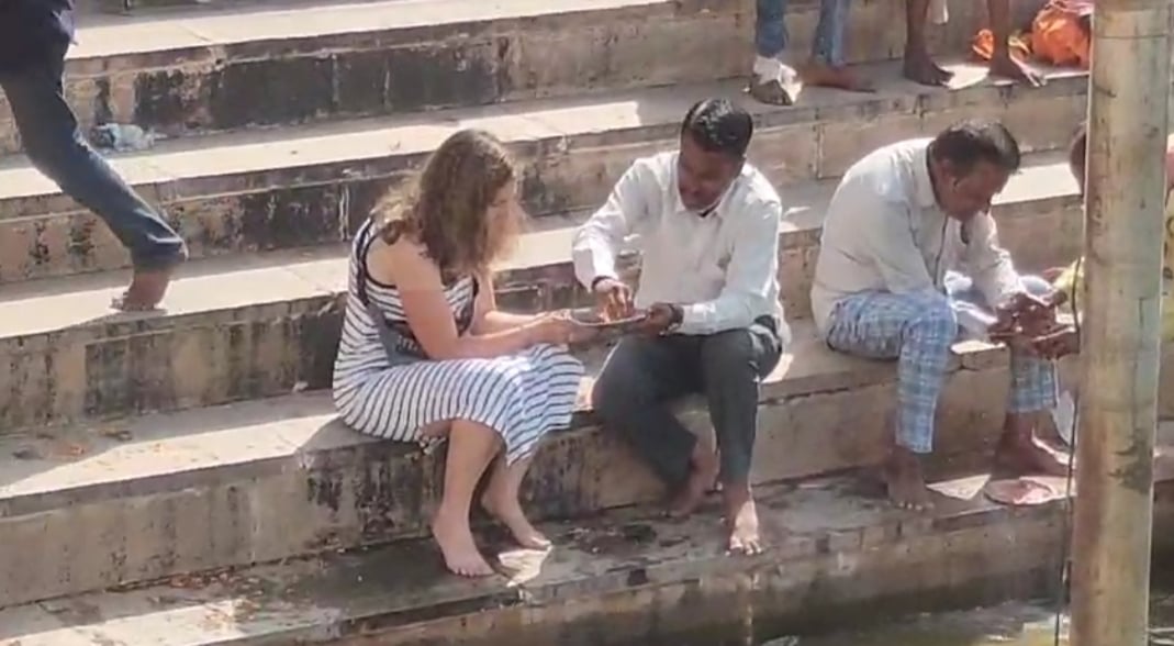 पितृ अमावस्या पर अपने पूर्वजों का श्राद्ध करते श्रद्धालु पितृ अमावस्या पर अपने पूर्वजों का श्राद्ध करते श्रद्धालु