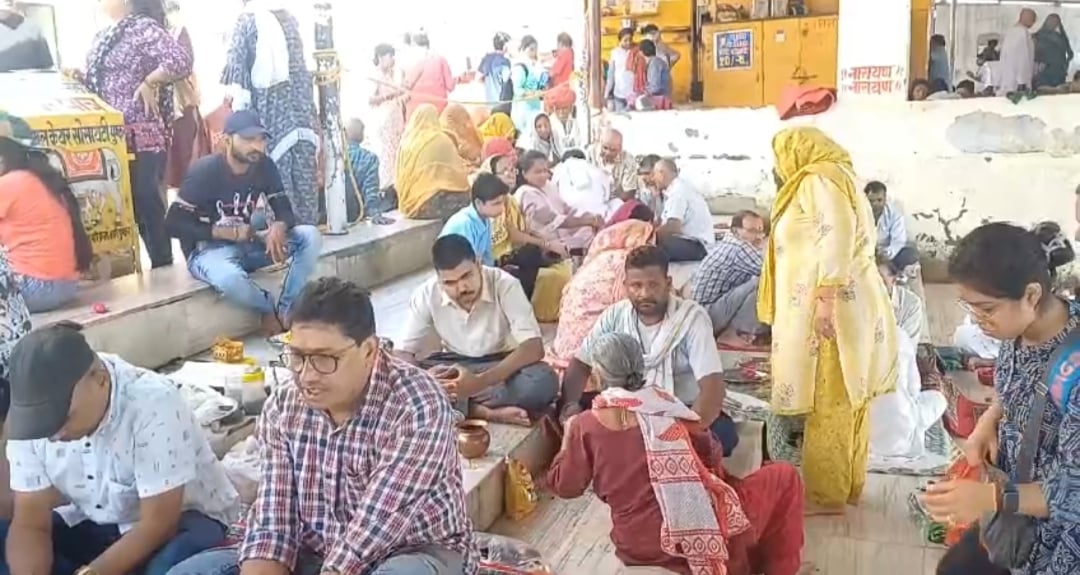 पितृ अमावस्या पर अपने पूर्वजों का श्राद्ध करते श्रद्धालु पितृ अमावस्या पर अपने पूर्वजों का श्राद्ध करते श्रद्धालु