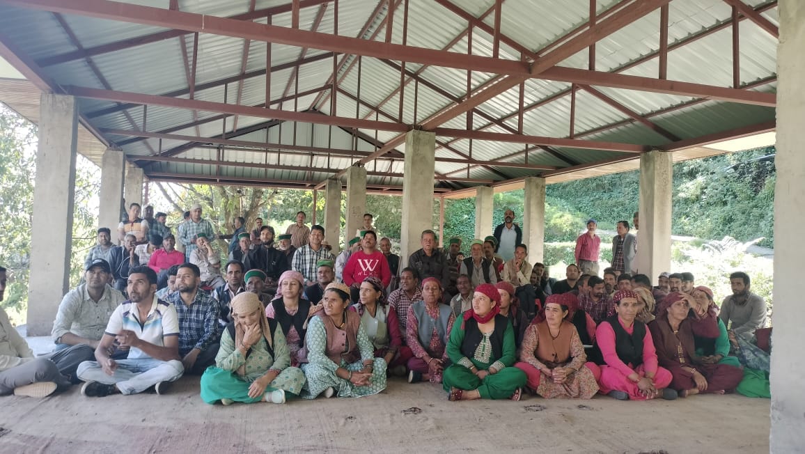 रचोली पंचायत में ग्राम सभा के चर्चा करते ग्रामीण रचोली पंचायत में ग्राम सभा के चर्चा करते ग्रामीण