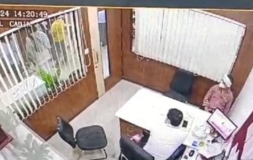 शामली के धीमान पुरा मार्ग पर एक्सिस बैंक में लूट के बाद सीसी टीवी चैंक करते कोतवाली प्रभ शामली के धीमान पुरा मार्ग पर एक्सिस बैंक में लूट के बाद सीसी टीवी चैंक करते कोतवाली प्रभ
