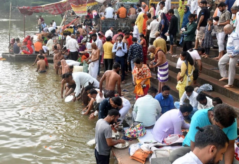 तर्पण पूजन अर्चन और दान से हुई पितरों की विदाई.....सिद्धवट, रामघाट, गयाकोटा तीर्थ पर श्रद्धालुओ