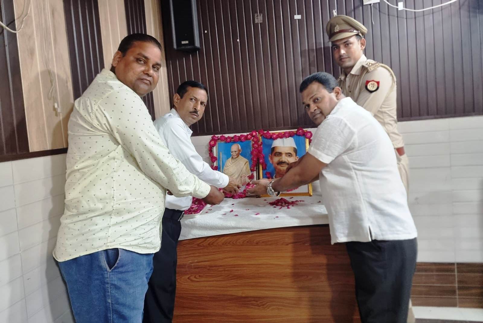 बिशारतगंज के भारत माता मंदिर पर सफाई करते भाजपाई बिशारतगंज के भारत माता मंदिर पर सफाई करते भाजपाई