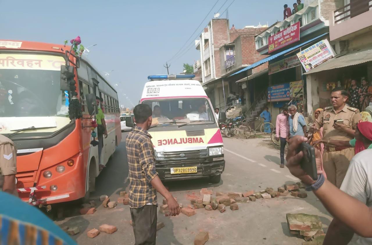 चंदवारी चौराहे पर हादसे के बाद जुटी भीड़। संवाद