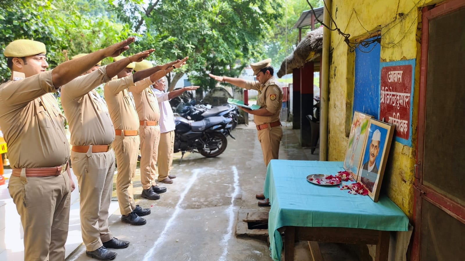 पलिया के नौगवां में पुष्प अर्पित करते दिलीप ओझा। पलिया के नौगवां में पुष्प अर्पित करते दिलीप ओझा।