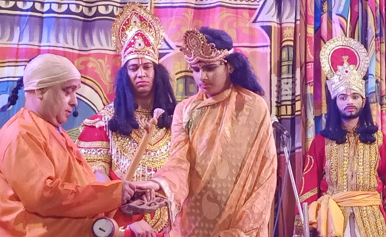 धर्मपुर में रामलीला का मंचन करते कलाकार। संवाद
