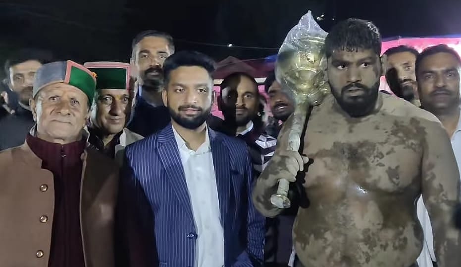 03जेएनडी21: विजेता खिलाड़ी पुष्पेंद्र मलिक गदा के साथ। संवाद 03जेएनडी21: विजेता खिलाड़ी पुष्पेंद्र मलिक गदा के साथ। संवाद