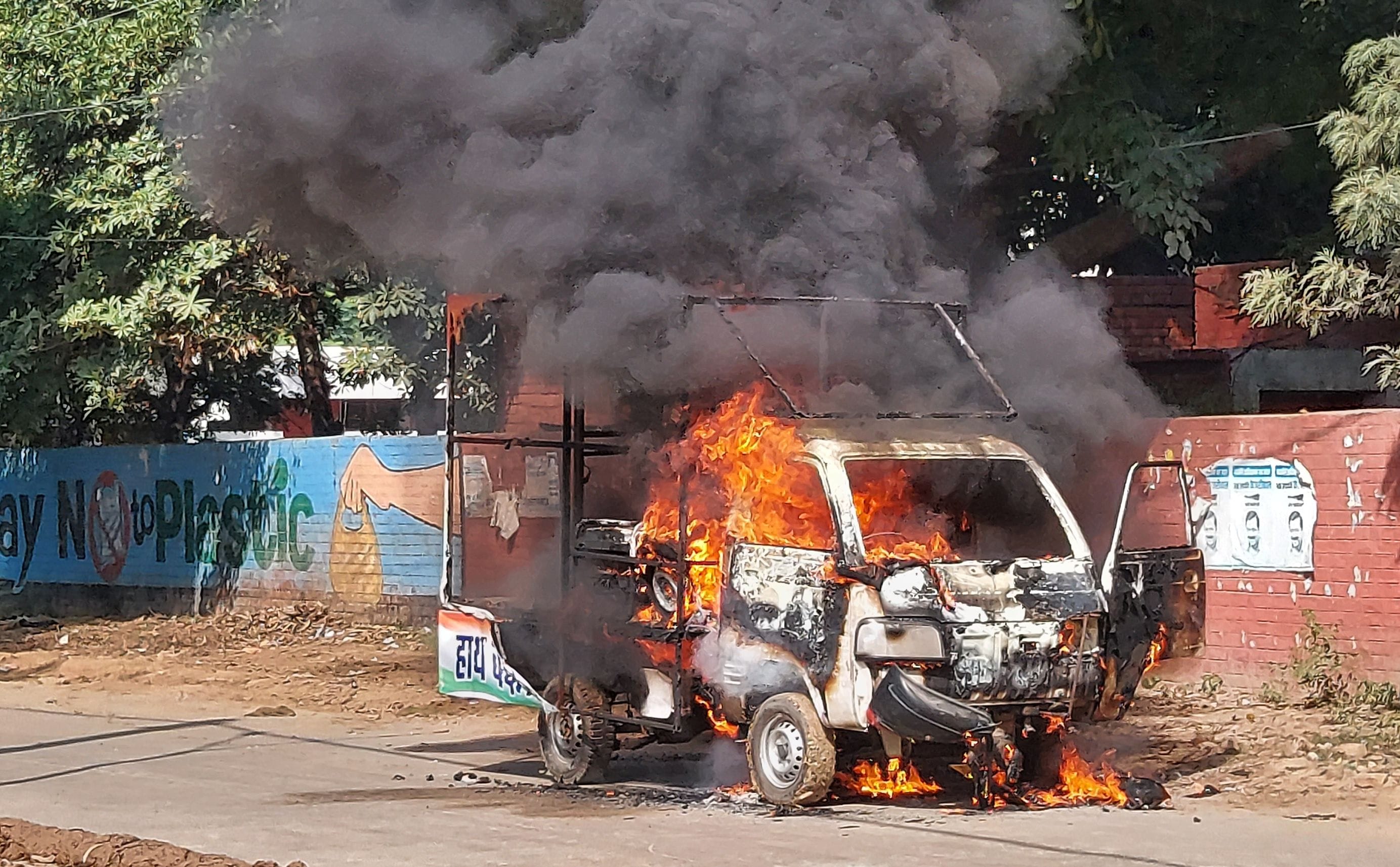 03जेएनडी28-कैनाल रोड पर आग की लपटों में घिरी चुनाव प्रचार गाड़ी। संवाद 03जेएनडी28-कैनाल रोड पर आग की लपटों में घिरी चुनाव प्रचार गाड़ी। संवाद