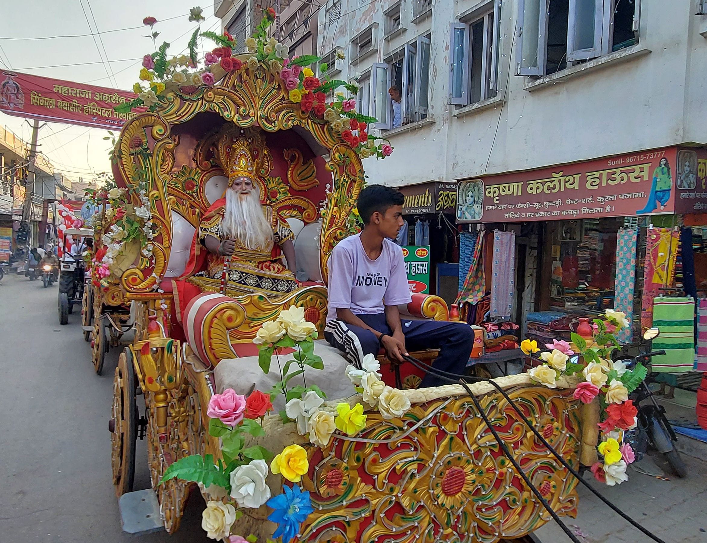 03जेएनडी31-महाराजा अग्रसेन की रथ में झांकी निकालते हुए अग्रवाल समाज। संवाद
