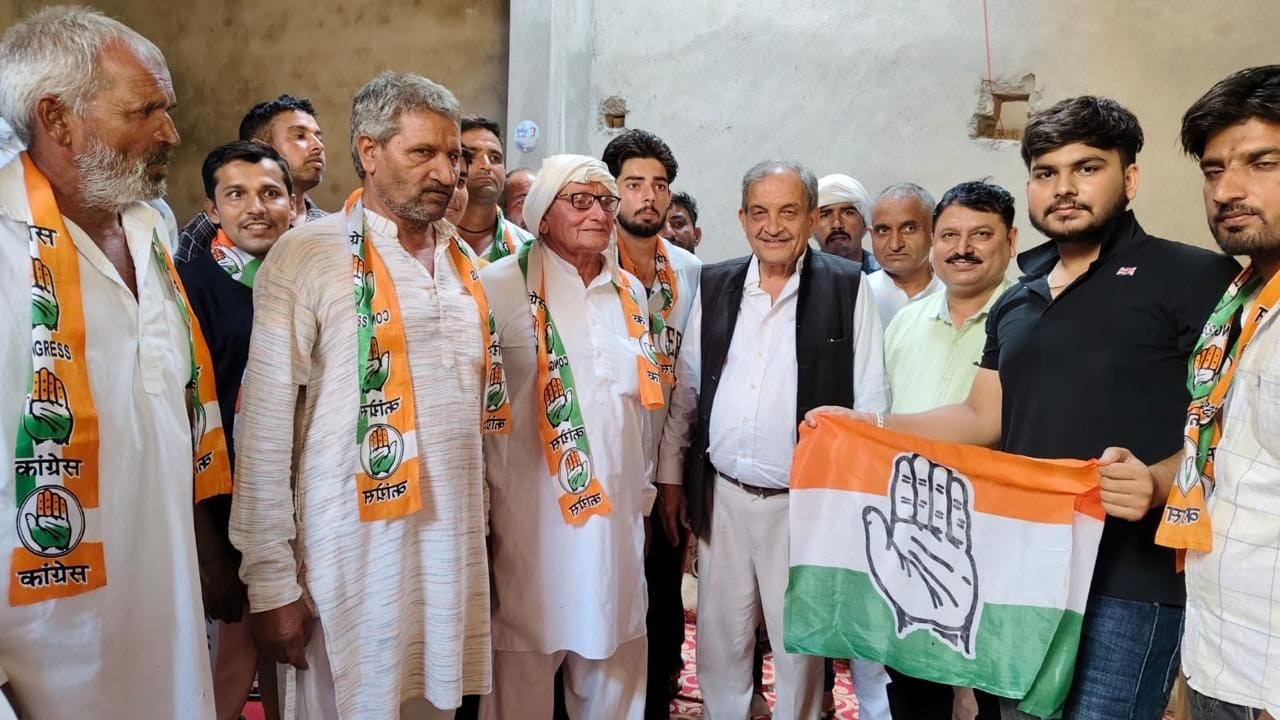 03जेएनडी32 : दूसरी पार्टियों को छोड़कर कांग्रेस में शामिल होने वालों का स्वागत करते पूर्वमंत्री 03जेएनडी32 : दूसरी पार्टियों को छोड़कर कांग्रेस में शामिल होने वालों का स्वागत करते पूर्वमंत्री