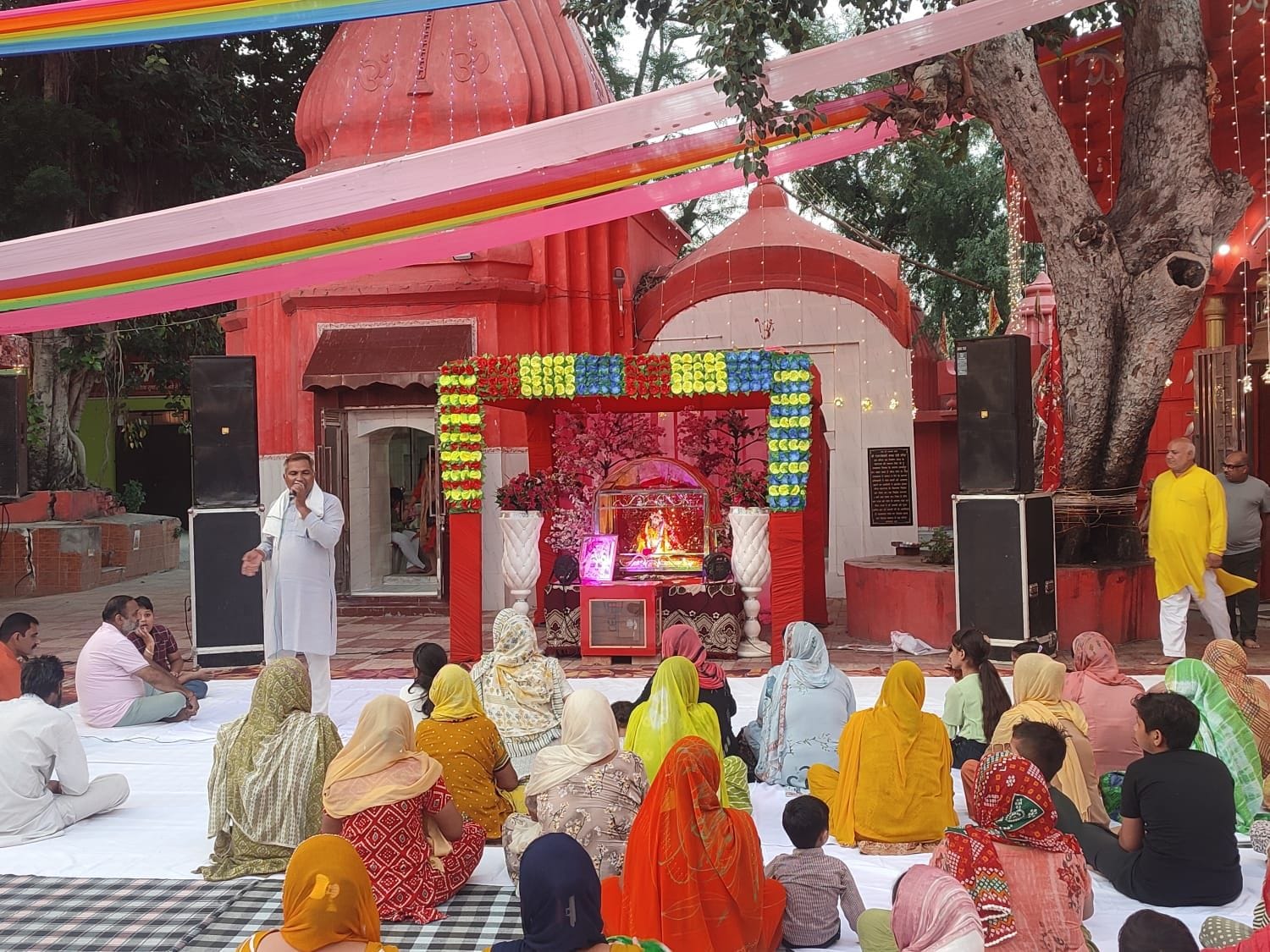 03जेएनडी36: मंदिर में भजन कीर्तन करते श्रद्धालु। संवाद 03जेएनडी36: मंदिर में भजन कीर्तन करते श्रद्धालु। संवाद