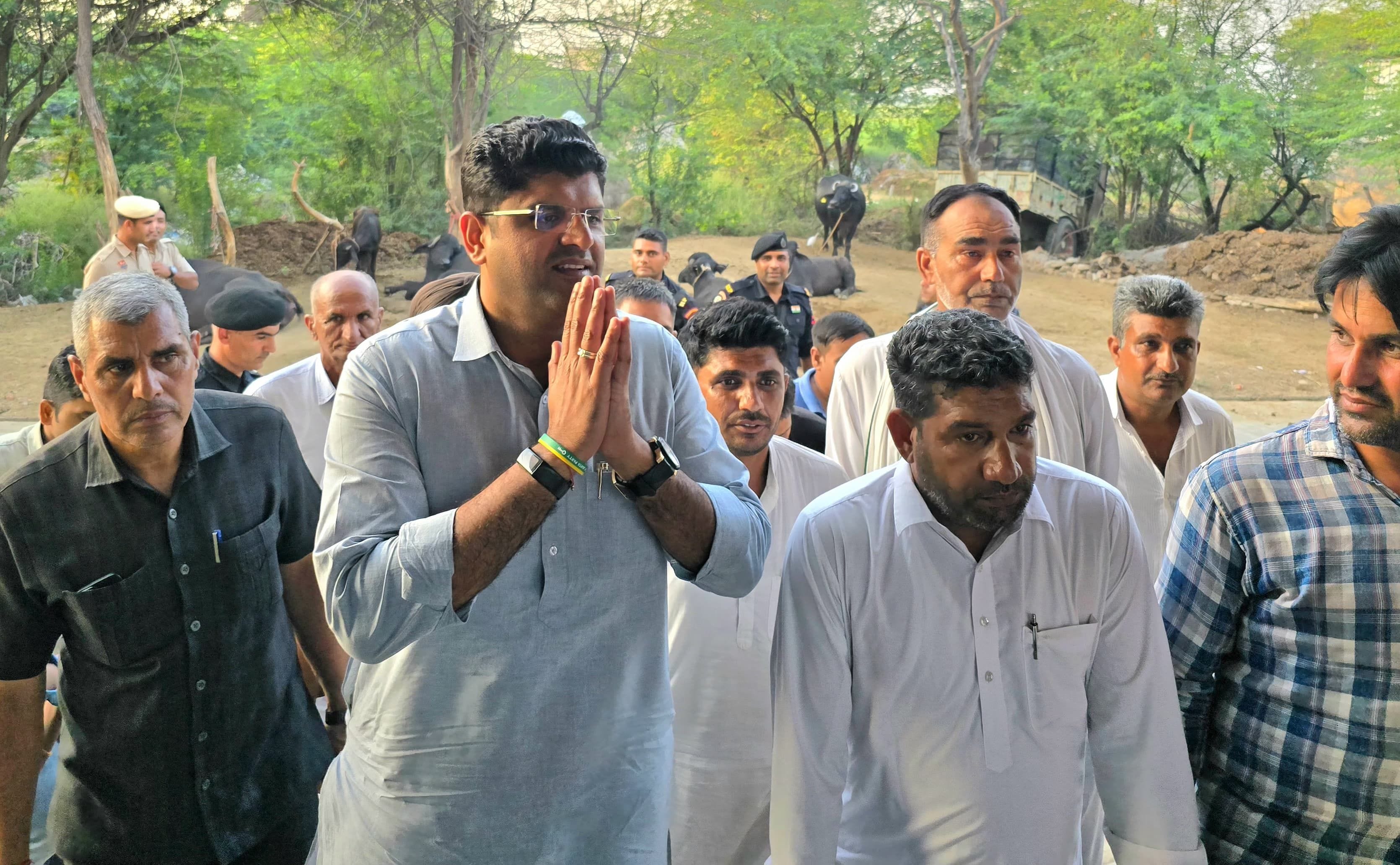 03जेएनडी39 : उचाना में लोगों से वोट की अपील करते पूर्व उपमुख्यमंत्री दुष्यंत चौटाला। संवाद 03जेएनडी39 : उचाना में लोगों से वोट की अपील करते पूर्व उपमुख्यमंत्री दुष्यंत चौटाला। संवाद