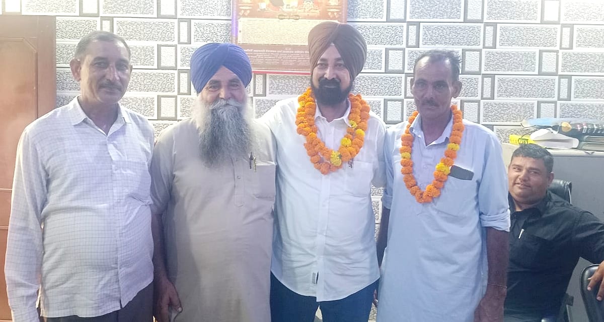 04जेएनडी16: नवनियुक्त पदाधिकारियों का अभिनंदन करते हुए सदस्य। संवाद