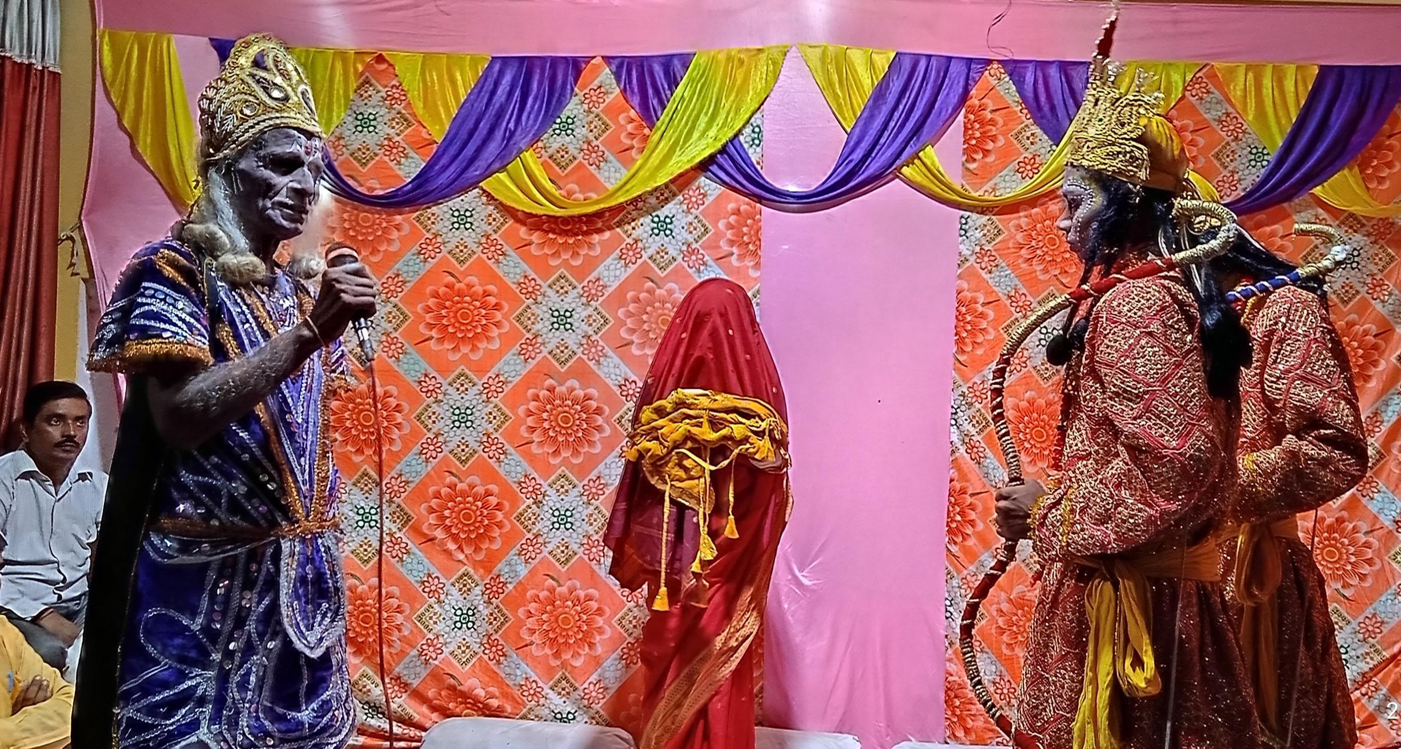 बीसलपुर के रामलीला मैदान पर लीला का मंचन करते कलाकार।संवाद