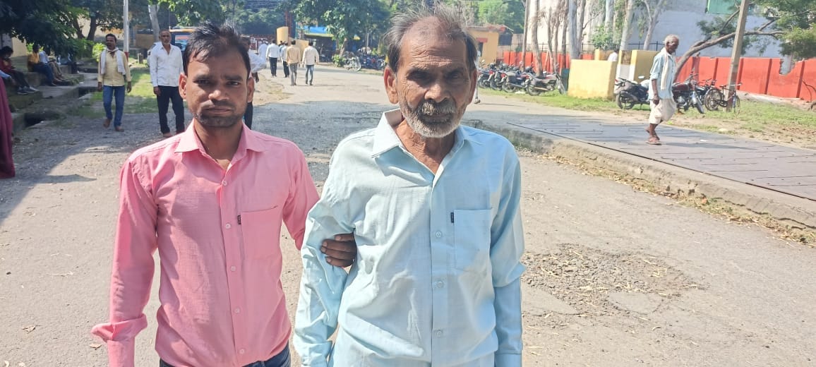 बीसलपुर मंडी के एक बूथ पर लगी मतदाताओं की लाइन।संवाद
