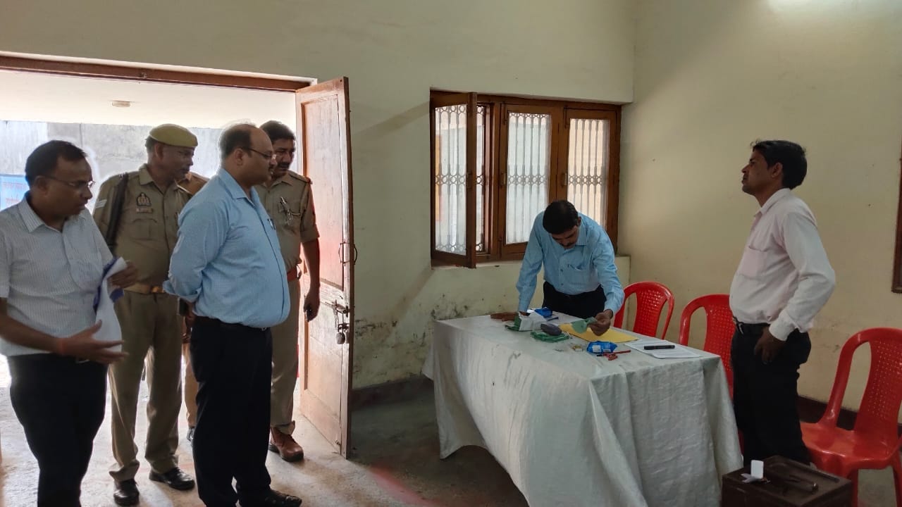 बीसलपुर मंडी के एक बूथ पर लगी मतदाताओं की लाइन।संवाद