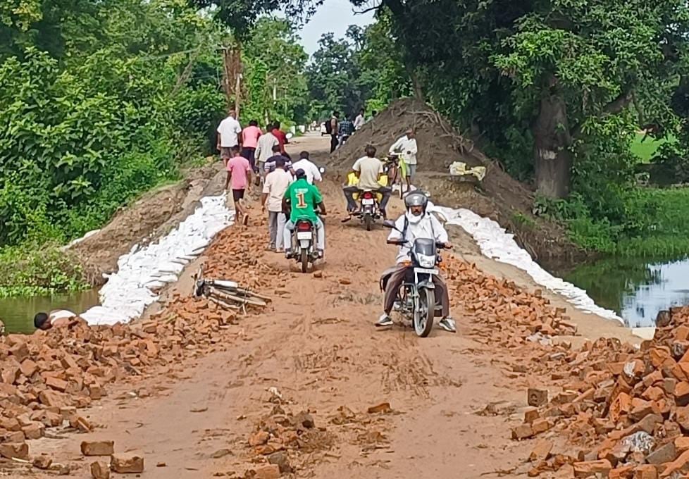 बाढ़ में क्षतिग्रस्त हुआ अमरिया से डयूनी डैम जाने वाला मार्ग।संवाद बाढ़ में क्षतिग्रस्त हुआ अमरिया से डयूनी डैम जाने वाला मार्ग।संवाद