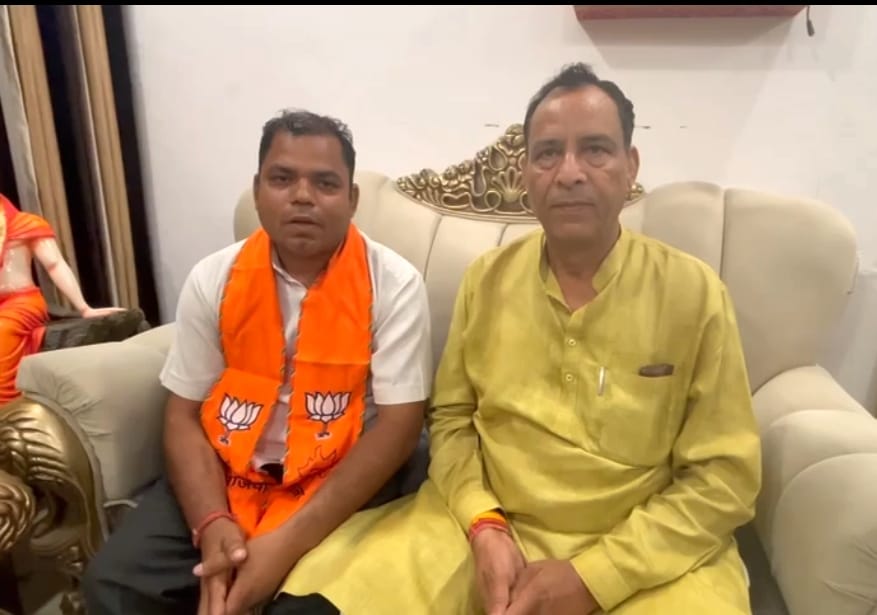 फोटो :62: सोनीपत में कांग्रेस प्रत्याशी सुरेंद्र पंवार भाजपा के संजय ठेकेदार के साथ गले में पटक