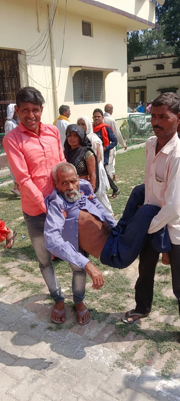 जैबुन्निशा को गोद में ले जाते शमसाद। संवाद जैबुन्निशा को गोद में ले जाते शमसाद। संवाद