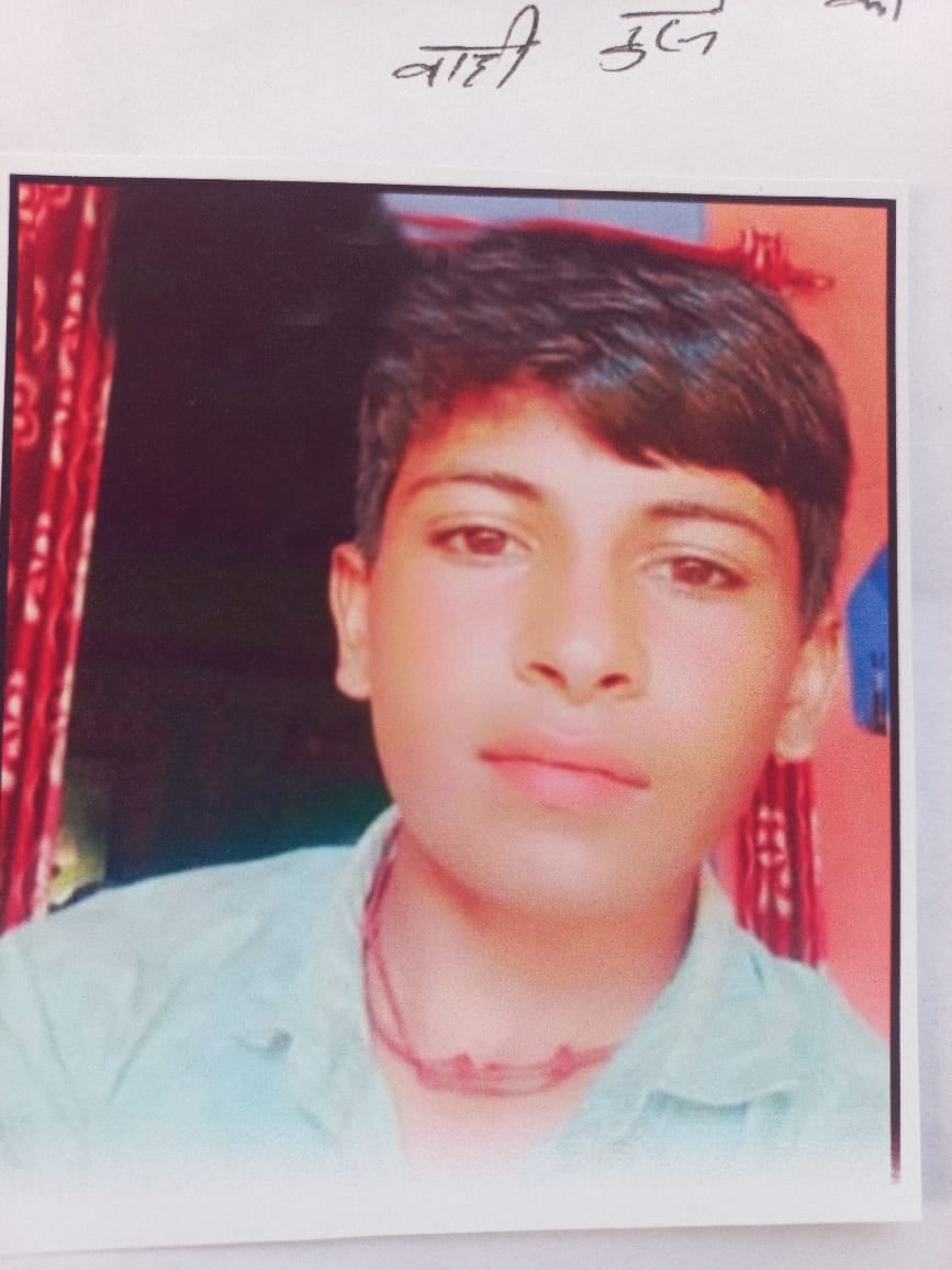 खेड़ा कुरतान में किशोर का शव मिलने पर मौके पर पहुंची पुलिस और ग्रामीण। संवाद