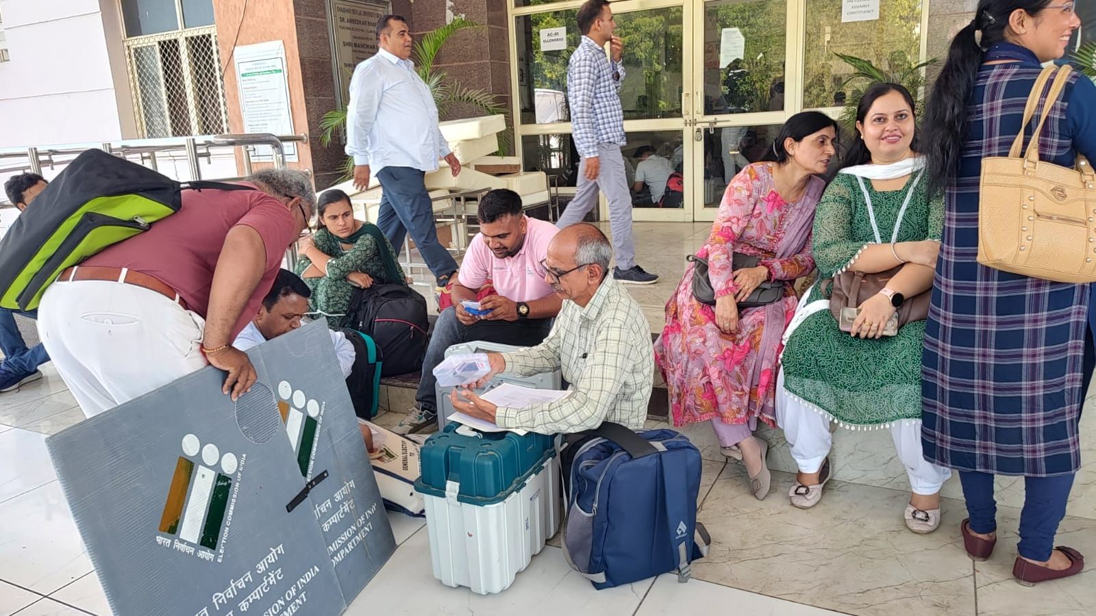  नहर में गिरी कार को बाहर निकालते गोता खोर। 