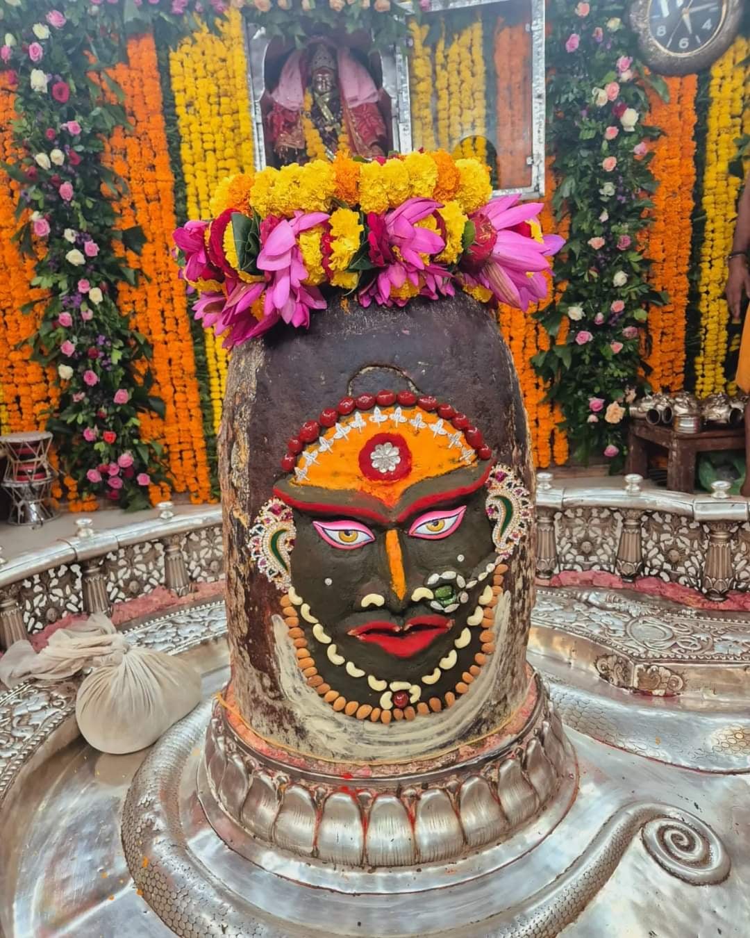 नवरात्रि के दूसरे दिन भी देवी स्वरूप में सजे बाबा महाकाल, श्रंगार के बाद बाबा महाकाल को अर्पित नवरात्रि के दूसरे दिन भी देवी स्वरूप में सजे बाबा महाकाल, श्रंगार के बाद बाबा महाकाल को अर्पित