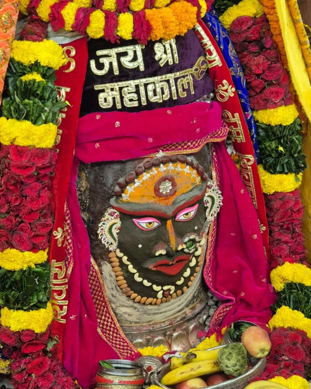 नवरात्रि के दूसरे दिन भी देवी स्वरूप में सजे बाबा महाकाल, श्रंगार के बाद बाबा महाकाल को अर्पित नवरात्रि के दूसरे दिन भी देवी स्वरूप में सजे बाबा महाकाल, श्रंगार के बाद बाबा महाकाल को अर्पित