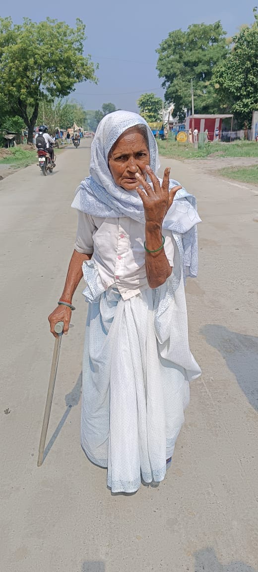 पलिया मंडी समिति में मतदान के दौरान वोटरों की लगी कतार। संवाद